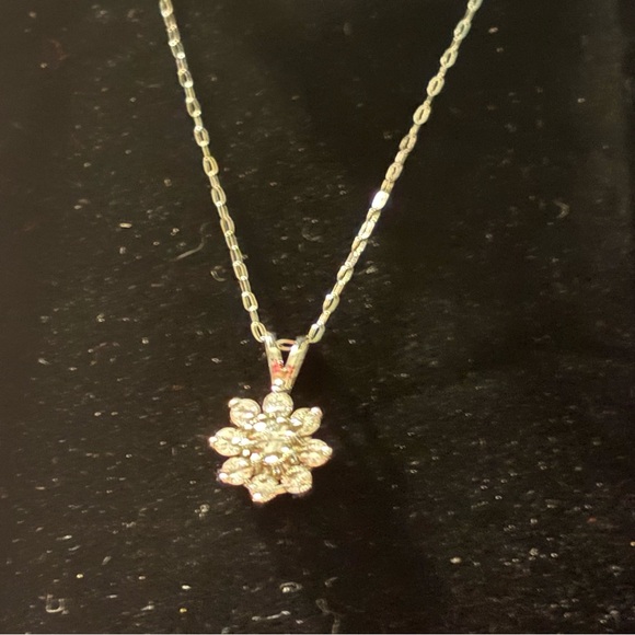 Elegant White gold Diamond flower pendant and 10kt white gold Necklace - Picture 2 of 6